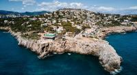 In Port Adriano auf der Urlaubsinsel Mallorca ist eine 60-jährige Deutsche tot aufgefunden worden.