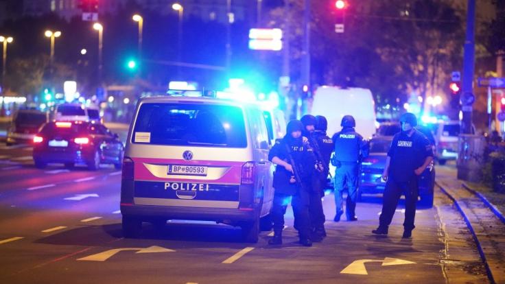 Einsatzkräfte der Polizei stehen am Schwedenplatz. Nach den Schüssen in der Wiener Innenstadt ist die Lage weiter unklar.