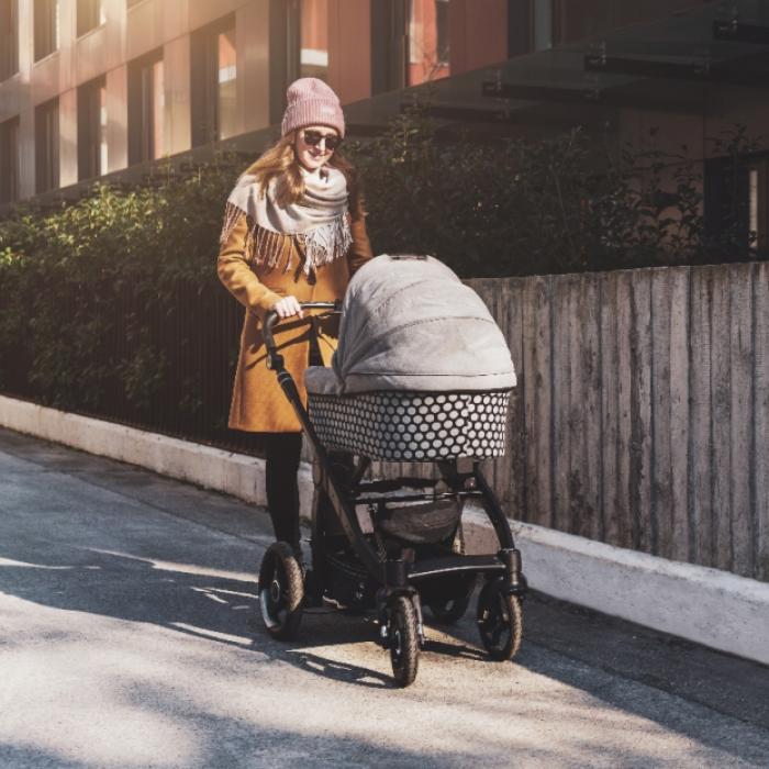Unbekannte werfen Kinderwagen um! Säugling schwer verletzt