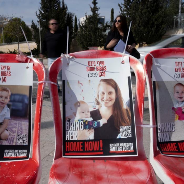 Hamas-Monster händigen ermordete Mutter von Kfir und Ariel nach Israel aus
