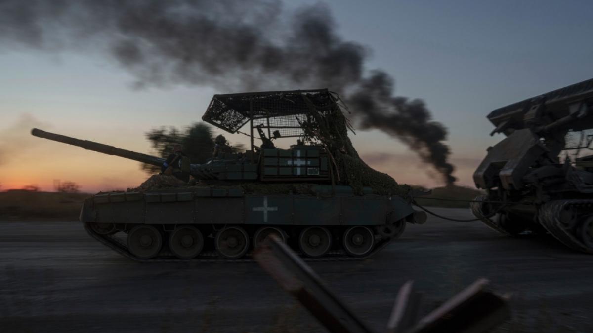 Ukrainische Soldaten fahren nach ihrer R&uuml;ckkehr auf einem Panzer nahe der russisch-ukrainischen Grenze. (Foto)