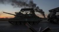 Ukrainische Soldaten fahren nach ihrer Rückkehr auf einem Panzer nahe der russisch-ukrainischen Grenze.