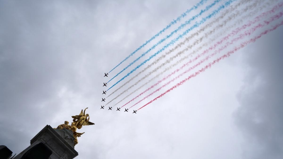 Bei der Flugshow der "Red Arrows" f&uuml;r den neuen K&ouml;nig Charles III. wurde ein seltsames UFO am Himmel entdeckt. (Foto)