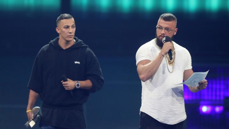 Kollegah (r) und Farid Bang erhalten den Echo Hip-Hop/Urban National bei der 27. Verleihung des Deutschen Musikpreises Echo.