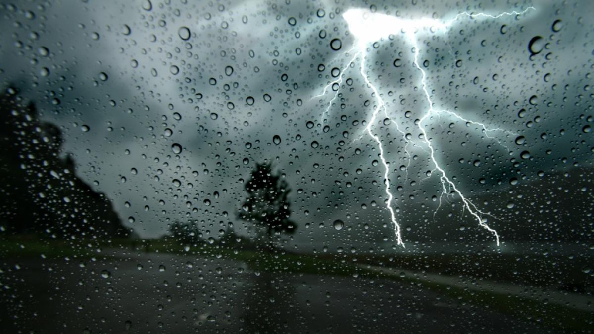 In der Nacht zum Dienstag sollen zwei Unwetter-Linien miteinander verschmelzen. Es drohen stundenlange Gewitter. (Foto)