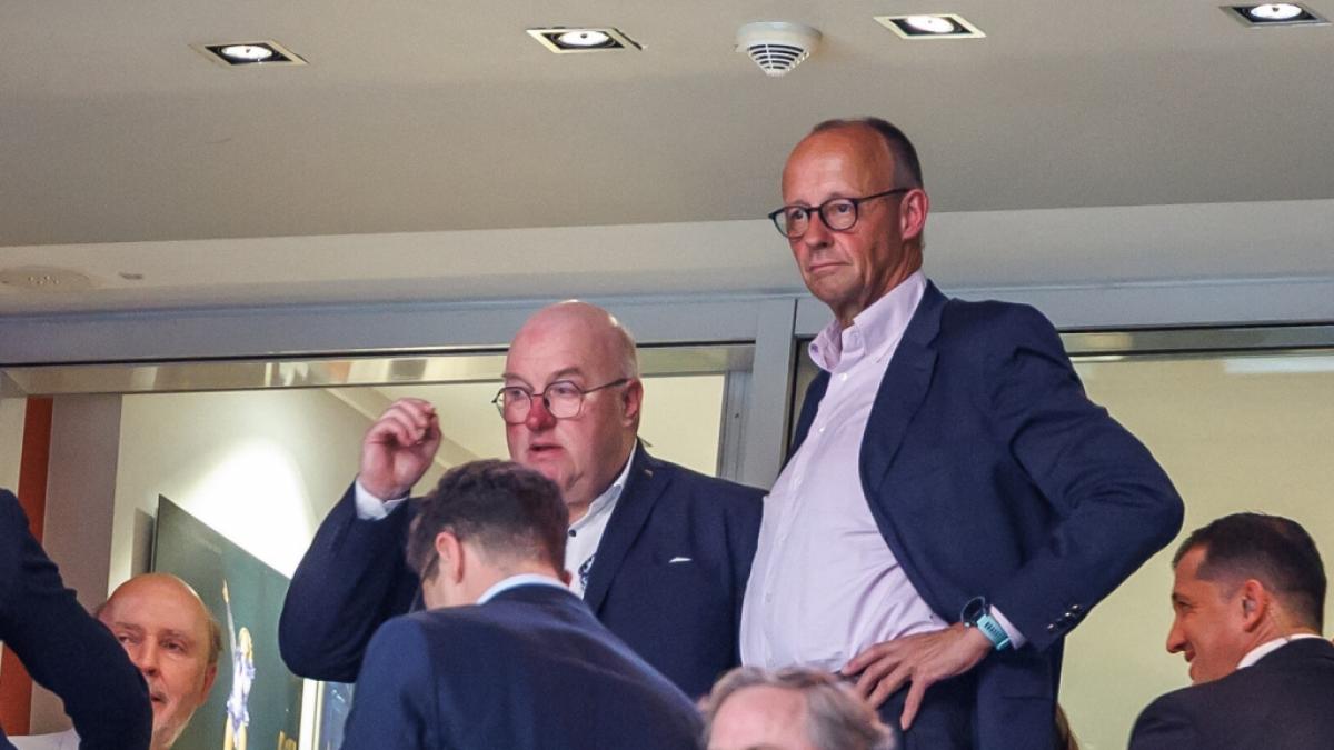 Friedrich Merz beim Auftaktspiel der deutschen Basketballerinnen. (Foto)