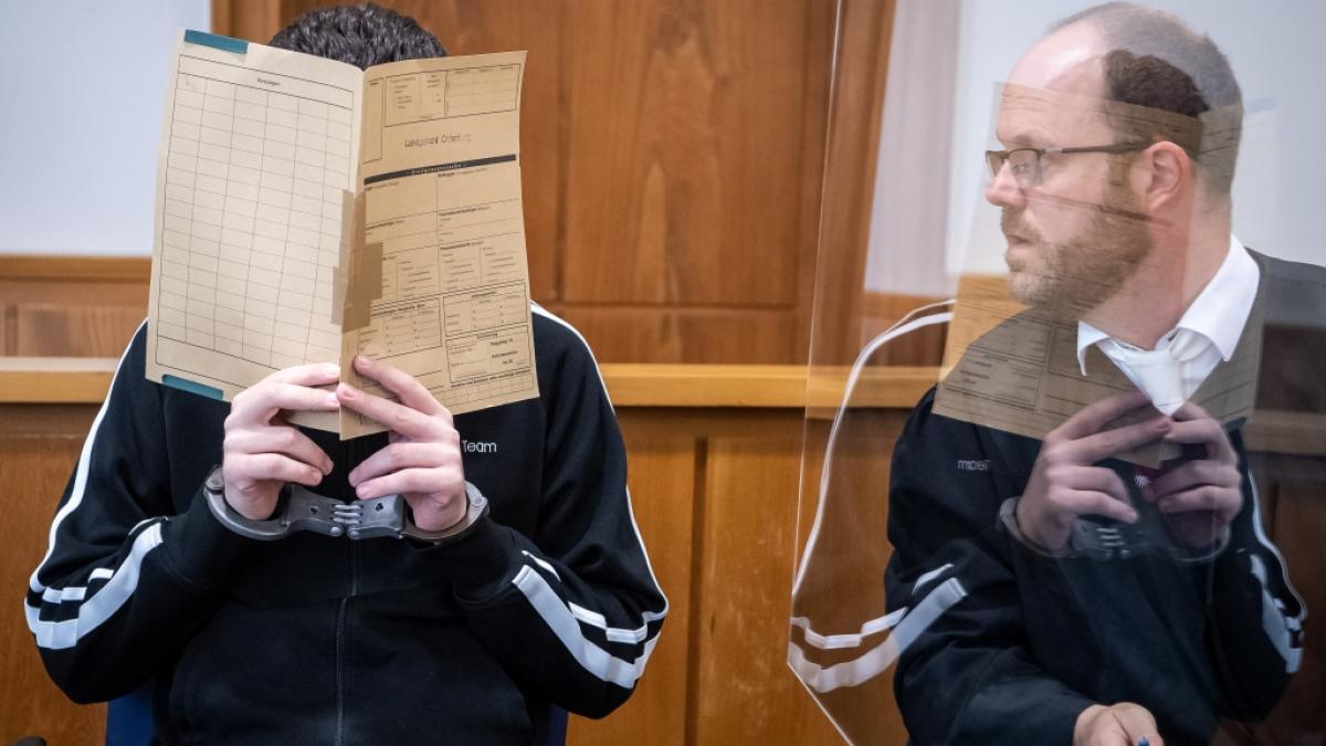 Der 21-j&auml;hrige Angeklagte spricht vor Prozessbeginn mit seinem Anwalt Guido Diekhaus (r). (Foto)