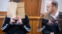 Der 21-jährige Angeklagte spricht vor Prozessbeginn mit seinem Anwalt Guido Diekhaus (r).