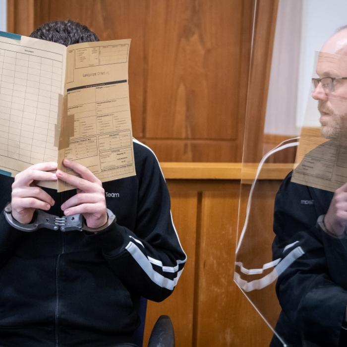 Uroma (88) erschlagen und beklaut - Mann (21) vor Gericht