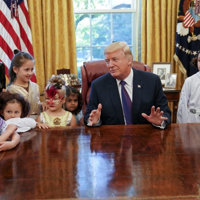 Mini-Anhänger geht zu weit - Kind (10) schockiert mit Trump-Tattoo