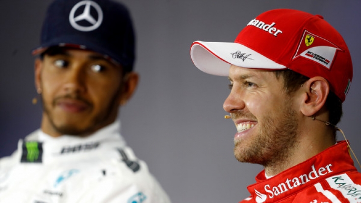 Das Duell zwischen Lewis Hamilton (li.) und Sebastian Vettel ist auch das ewig währende Kräftemessen zwischen Mercedes und Ferrari.