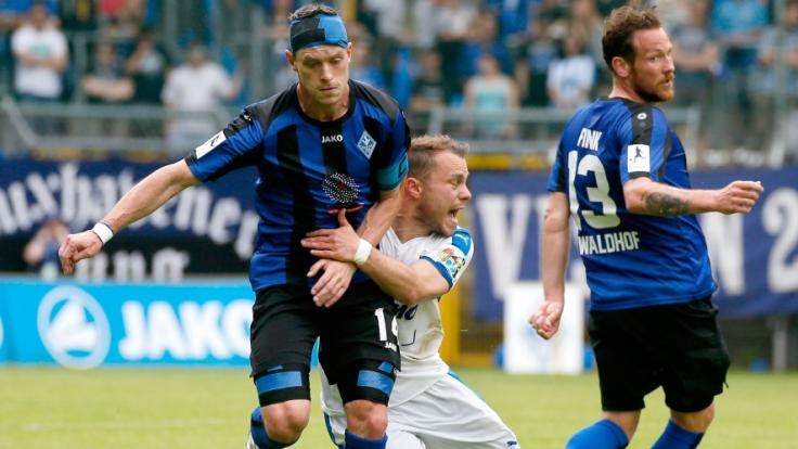 Hanno Balitsch vom SV Waldhof Mannheim kämpft mit Nico Grantowski von den Sportfreunden Lotte um den Ball.