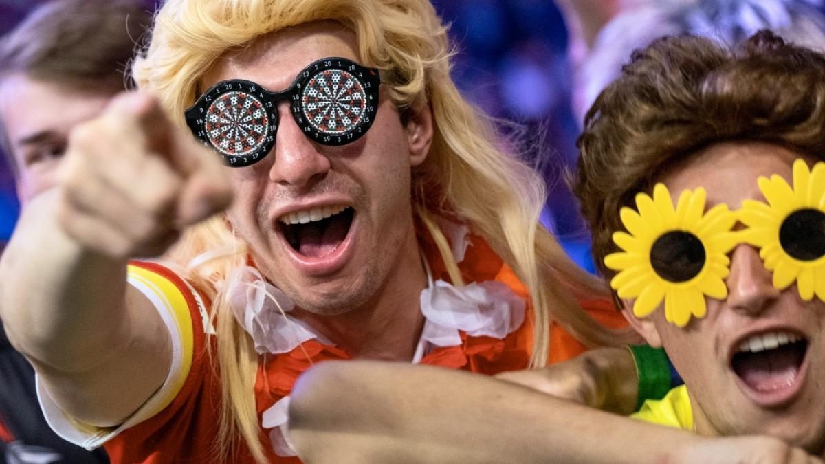 Bei Darts-Events geh&ouml;ren schrille Kost&uuml;me im Publikum einfach dazu - auch bei der Premier League of Darts 2023 sind wieder verr&uuml;ckte Verkleidungen zu erwarten. (Foto)