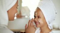 Hautpflege-Experten schlagen Alarm: Mamas Anti-Falten-Creme ist nichts für empfindliche Kinderhaut.