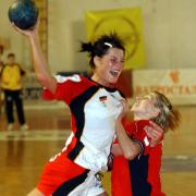 Nikola Pietzsch (l.) bei einem Handball-Länderspiel in Skopje im Jahr 2004.