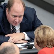 Helge Braun und Angela Merkel unterhalten sich bei der Generaldebatte im Deutschen Bundestag (2018).
