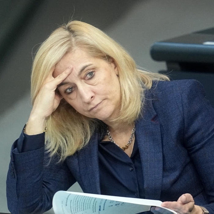 Große Einschnitte geplant - Krankenkassen fordern Milliarden-Sparpaket