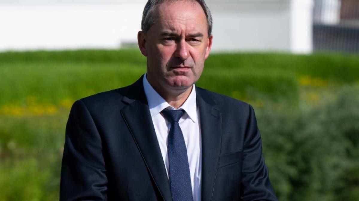 Bayerns Wirtschaftsminister Hubert Aiwanger fordert, erst ab 2.000 Euro Monatslohn Steuern zu erheben. (Foto)