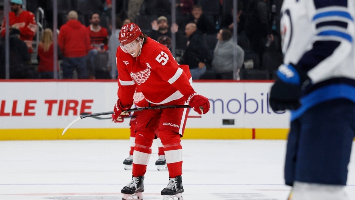 Eishockey, M&auml;nner: NHL, Detroit Red Wings - Winnipeg Jets, Hauptrunde. Moritz Seider, Verteidiger der Detroit Red Wings, reagiert nach einer Niederlage gegen die Winnipeg Jets. (Foto)
