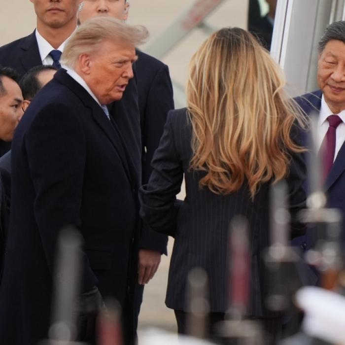 Körpersprache-Expertin offenbart - Trump dirigiert Melania nach vorne