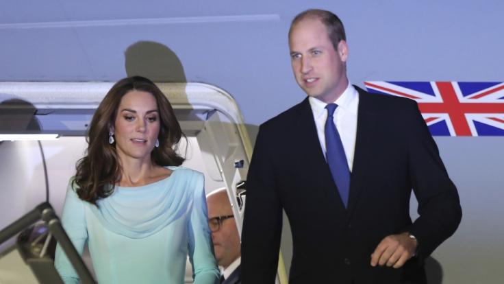 In einem türkisfarbenen Traum stahl Kate Middleton ihrem Mann Prinz William in Pakistan kurzerhand die Show.
