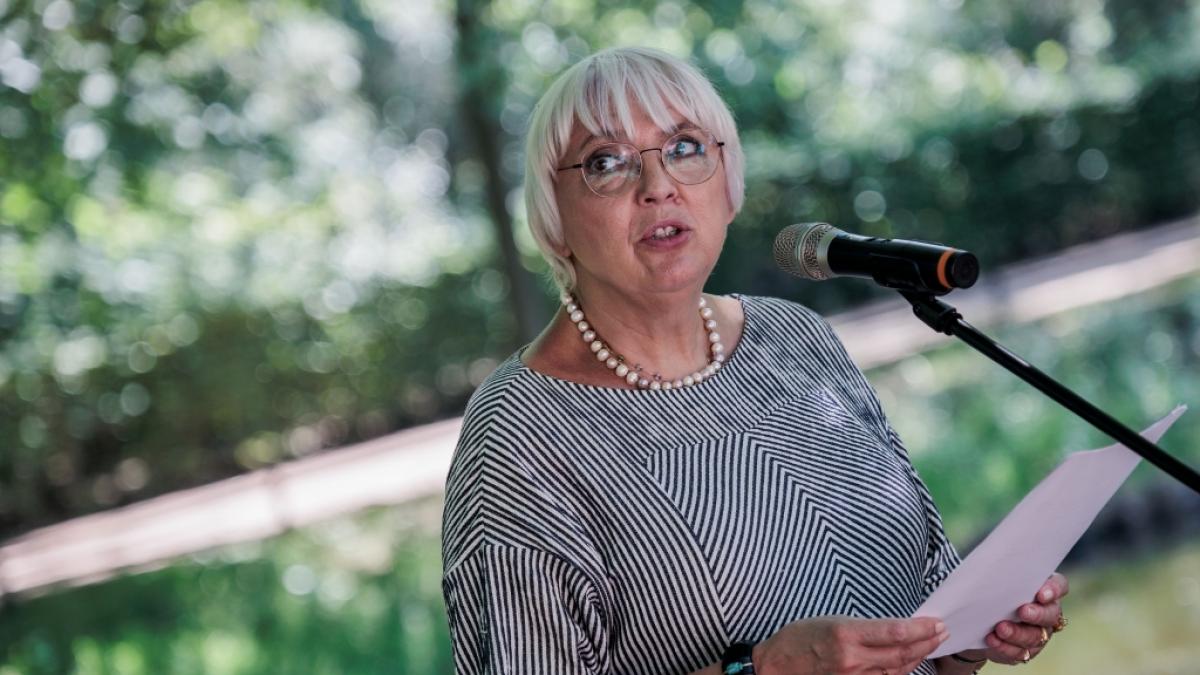 Claudia Roth (B&uuml;ndnis 90/Die Gr&uuml;nen), Staatsministerin f&uuml;r Kultur und Medien, wurde in Landshut von einer Frau mit Fl&uuml;ssigkeit &uuml;bergossen. (Foto)