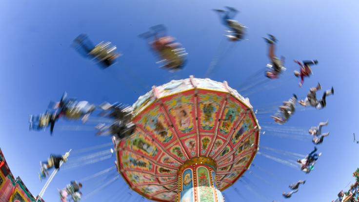 Ein technischer Defekt hat am Dienstagnachmittag auf der Wiesn ein nagelneue Riesen-Kettenkarussell lahmgelegt.
