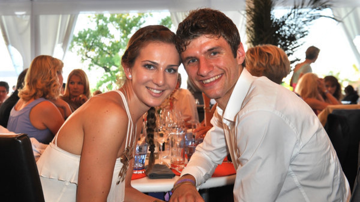 Total verliebt: Thomas M&uuml;ller mit seiner Ehefrau Lisa. (Foto)