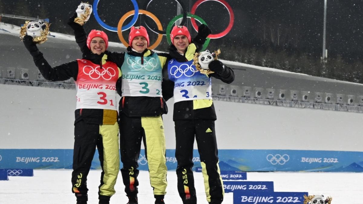 Manuel Faisst (l-r), Julian Schmid und Vinzenz Geiger aus Deutschland stehen mit den gewonnenen Silbermedaillen auf dem Podium. (Foto)