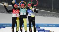 Manuel Faisst (l-r), Julian Schmid und Vinzenz Geiger aus Deutschland stehen mit den gewonnenen Silbermedaillen auf dem Podium.