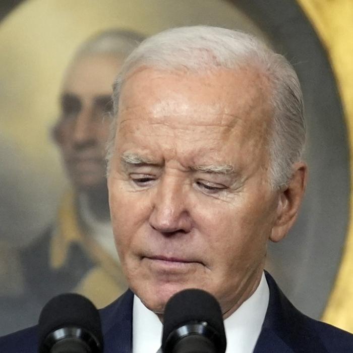 Feuerrote Augen! US-Präsident schockt Wähler mit Foto