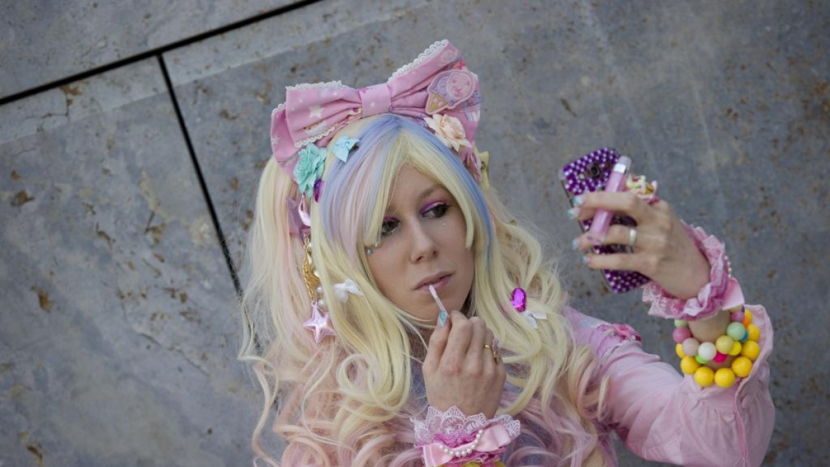 Barbie-Girl: Eine als Comic-Charakter verkleidete Cosplayerin schminkt sich vor dem großen Auftritt die Lippen nach. (Foto)