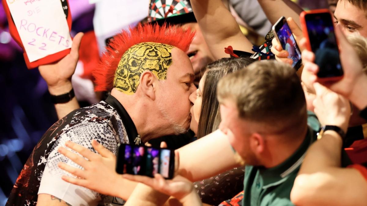 Trotz K&uuml;sschen von Ehefrau Joanne l&auml;uft's f&uuml;r Darts-Star Peter Wright in der Premier League derzeit alles andere als geschmiert. (Foto)