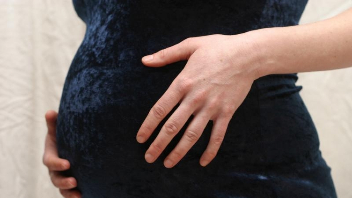 Dass sich die werdende Mama bei einem spitzen Bauch auf einen Jungen freuen darf, ist medizinisch nicht belegt. (Foto)