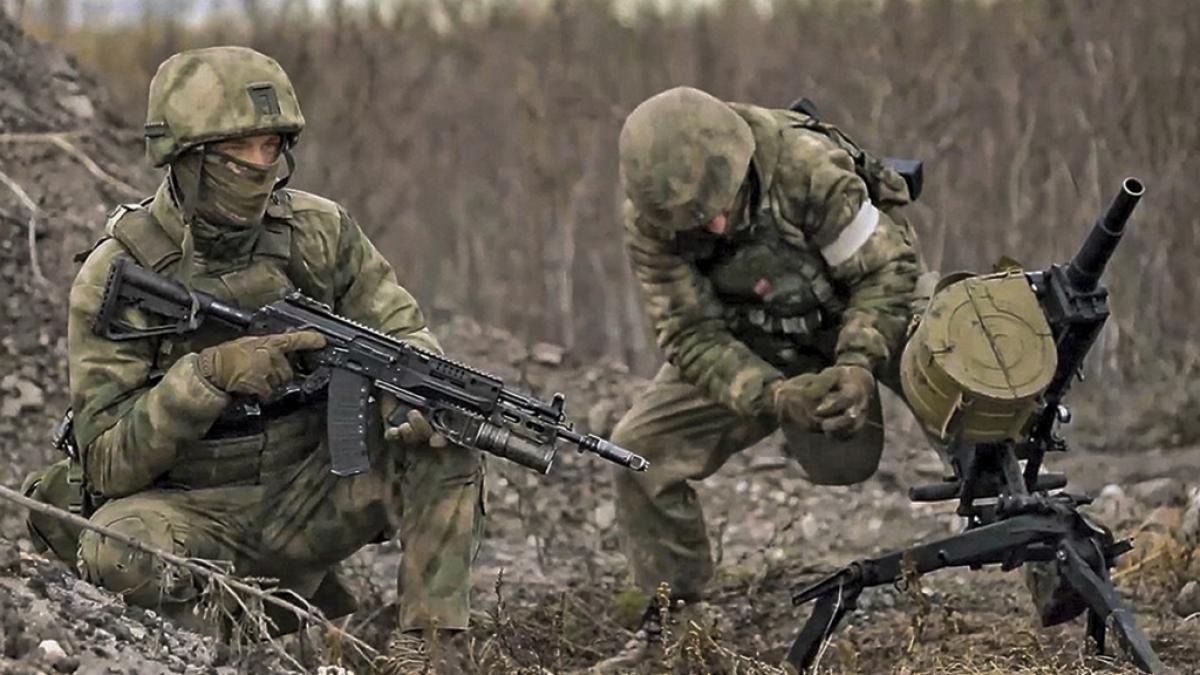 Ein russischer Panzer soll &uuml;ber ein Fahrzeug mit Putin-Soldaten gefahren sein (Symbolbild). (Foto)
