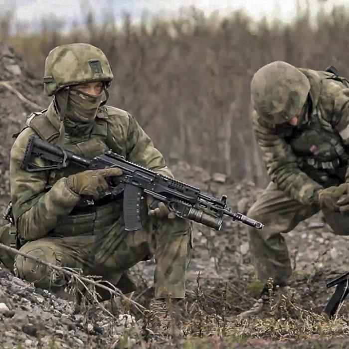 Video entsetzt: Putin-Panzer überrollt Auto voller Kreml-Soldaten