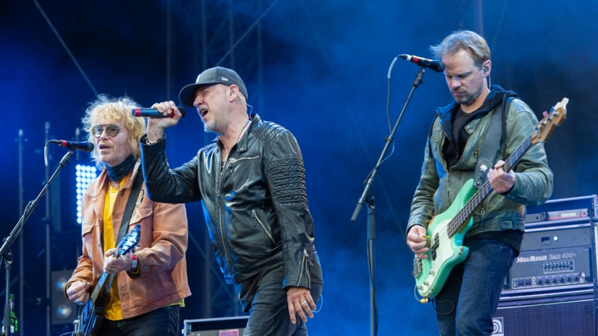 Die Band Fury in the Slaughterhouse performt auf der B&uuml;hne. (Foto)