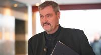 Markus Söder nimmt am bundesweiten Vorlesetag selbst ein Buch in die Hand und liest vor.