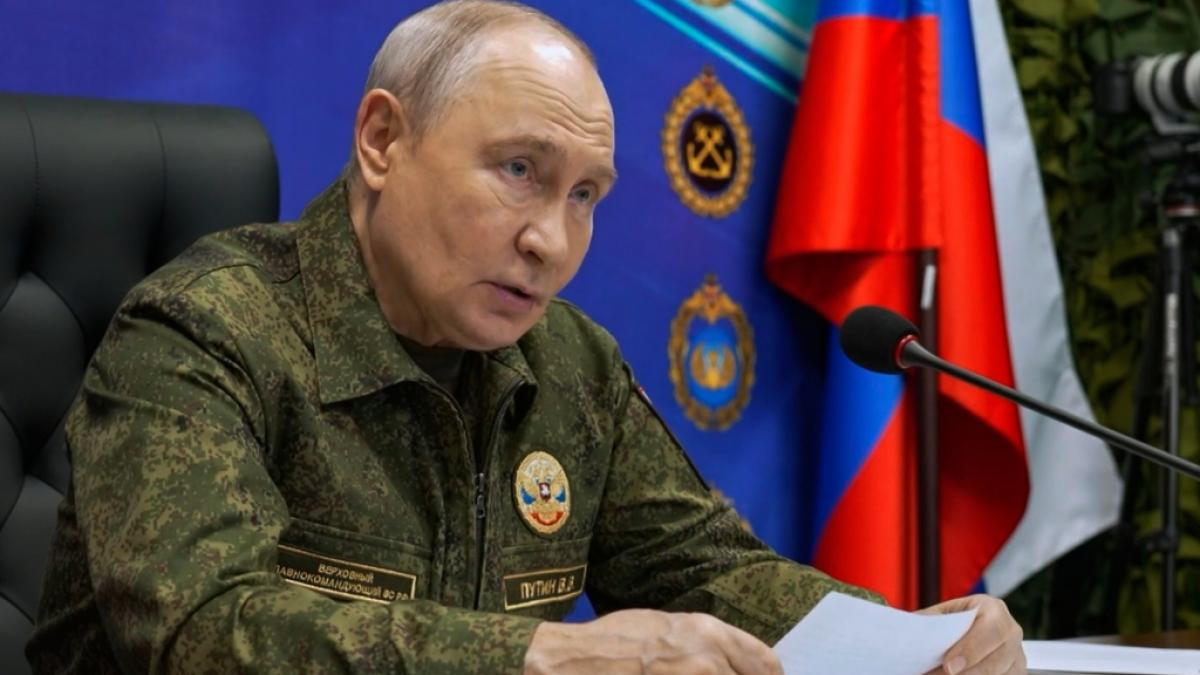 Wladimir Putin hat Berichten zufolge seine modernsten Kampfpanzer von der Ukraine-Front entfernt und unweit der Nato-Grenze deponieren lassen. (Foto)