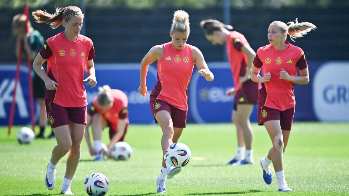 Die DFB-Spielerinnen Sjoeke N&uuml;sken (l-r), Linda Dallmann und Elisa Sen&szlig; beim Training. (Foto)