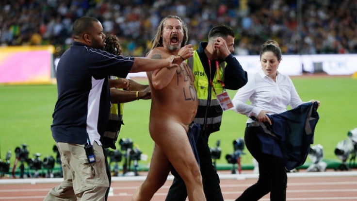 Unter Beifall wird der Flitzer aus dem Olympiastadion abgeführt.