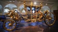 König Charles III. und Königin Camilla werden in der Diamond Jubilee State Coach zu den Feierlichkeiten der Krönung fahren und diese nach der Zeremonie in der Gold State Coach verlassen.