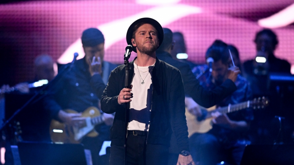 Johannes Oerding&nbsp;performt auf der B&uuml;hne. (Foto)