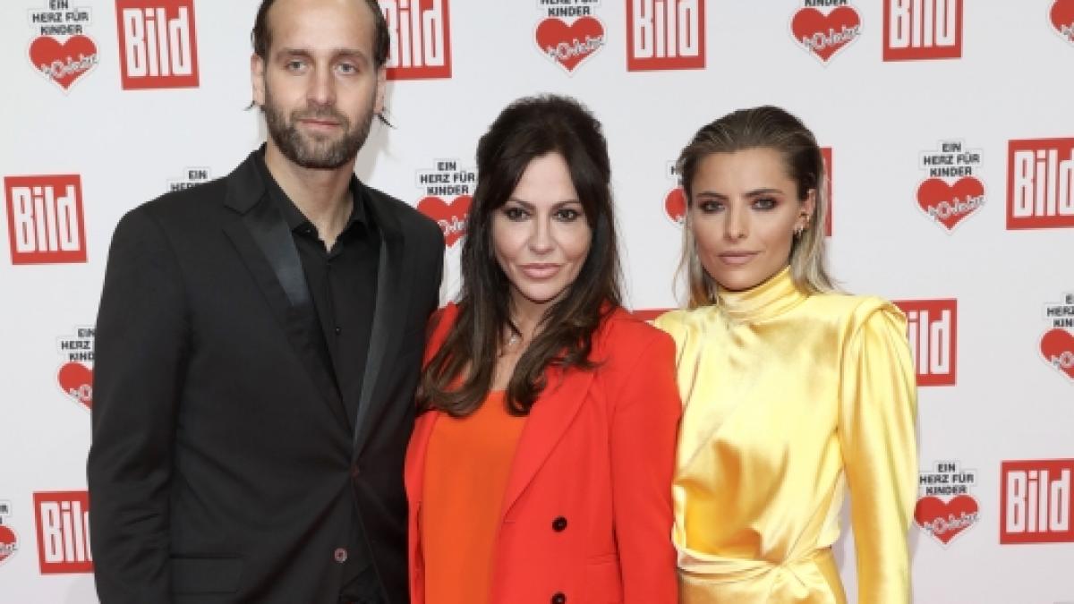 Eine Patchwork-Familie in schwarz-rot-gold: Simone Thomalla (Mitte) mit ihrem Ex-Partner Silvio Heinevetter und ihrer Tochter Sophia Thomalla. (Foto)