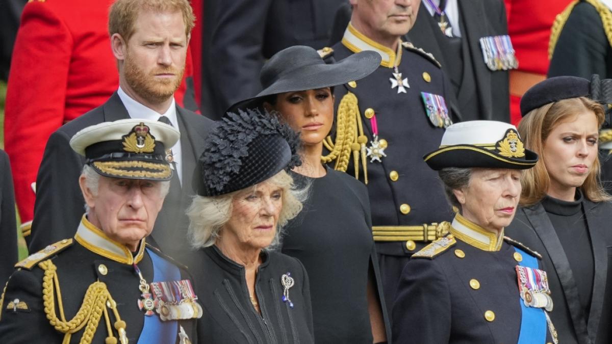 F&uuml;r Prinz Harry und Meghan Markle blieb bei den Trauerfeierlichkeiten f&uuml;r Queen Elizabeth II. nur die zweite Reihe. (Foto)