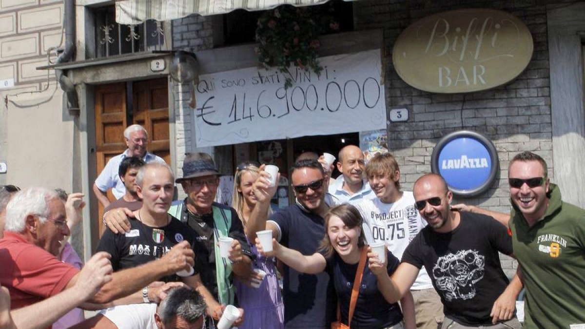 Hier war die Stimmung noch bombig an der Biffi Bar in Bagnone, wo 2009 das Gewinner-Los für den 146.900.000-Euro-Jackpot verkauft wurde. (Foto)