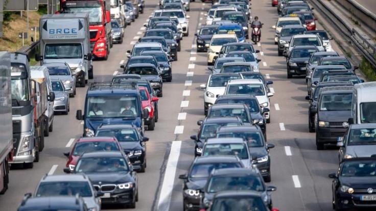Auf den Autobahnen könnte es chaotisch werden: In vierzehn Bundesländern starten die Sommerferien.