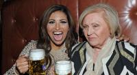 Bier scheint der angehenden Schauspielerin dennoch zu schmecken. Aber was ist nur mit ihrer Mutter los? Freudiges Zuprosten sieht anders aus...