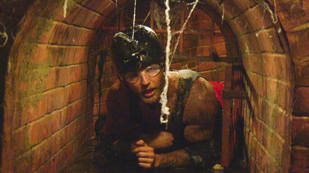 Ab in den Gully! Filip Pavlovic tauchte an Tag 11 zur Dschungelpr&uuml;fung in die Kanalisation ab. Auf RTL+ steht das Dschungelabenteuer im Livestream und in voller L&auml;nge im Anschluss an die Shows zum Abruf bereit. (Foto)