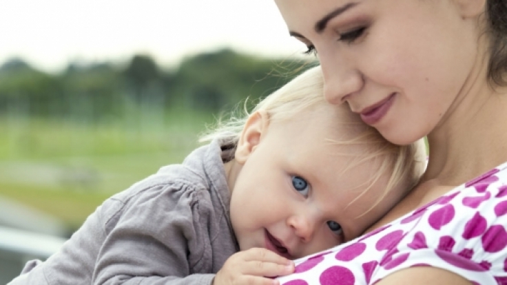 Sind ernsthafte Krankheiten als Ursache für die Bauchschmerzen ausgeschlossen, helfen gegen harmlose Verdauungsbeschwerden bei Babys und Kindern oft viel Liebe und sanfte Behandlungsmethoden.
